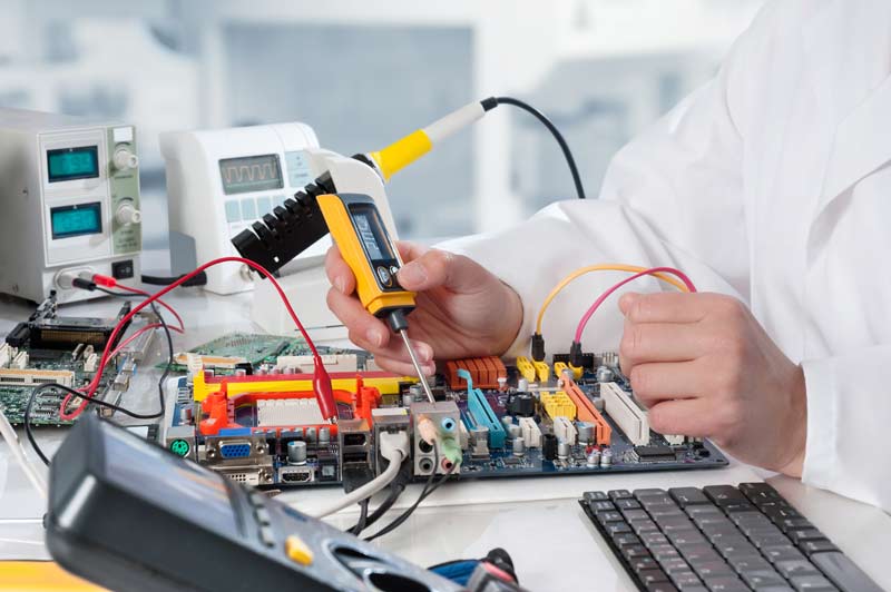 Servicio de reparación electrónica para equipos de oficina, industria o comercio.